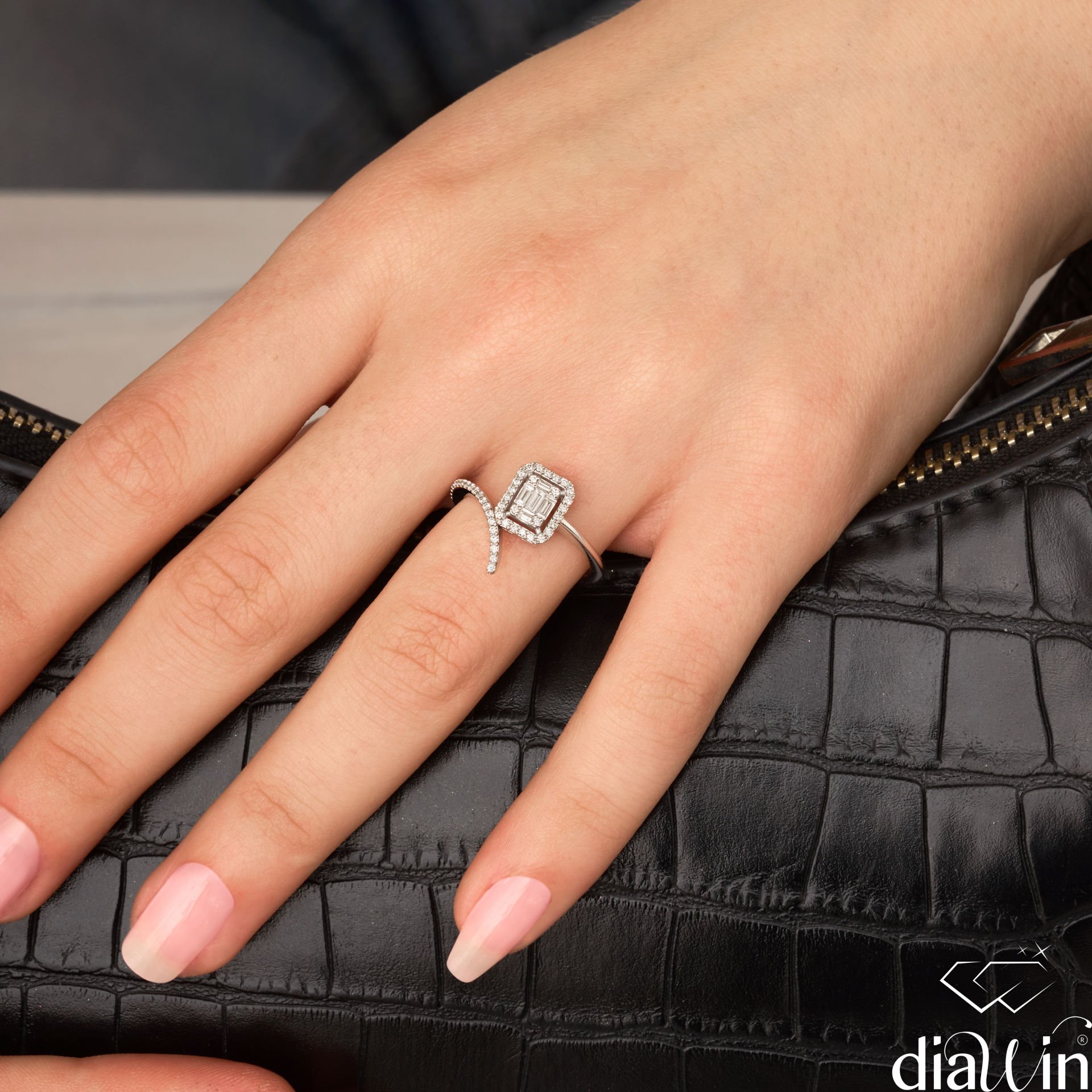 0.34 Karat Naif Baget Tasarım Yüzük 14 Ayar Altın