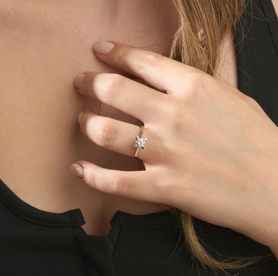 0,09 Karat Kare Tırnak Tektaş Yüzük 14 Ayar Altın