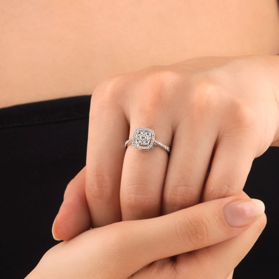 0.41 Karat Cushion Model Pırlanta Yüzük 14 Ayar Altın