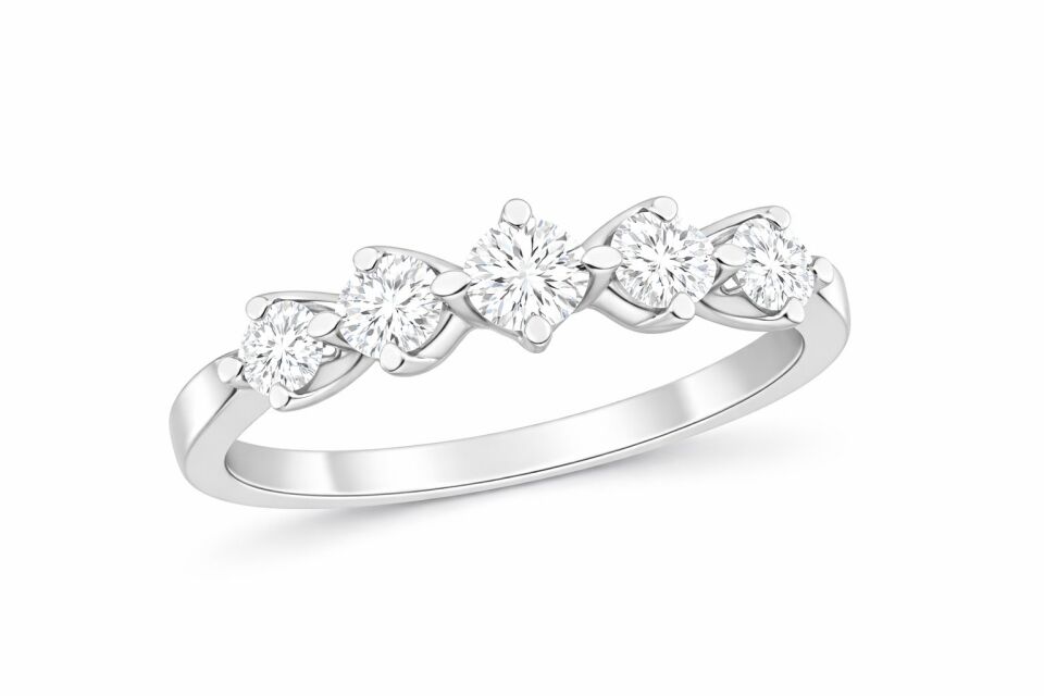 1.50 Karat Pırlanta Badem Tırnak Beştaş Yüzük