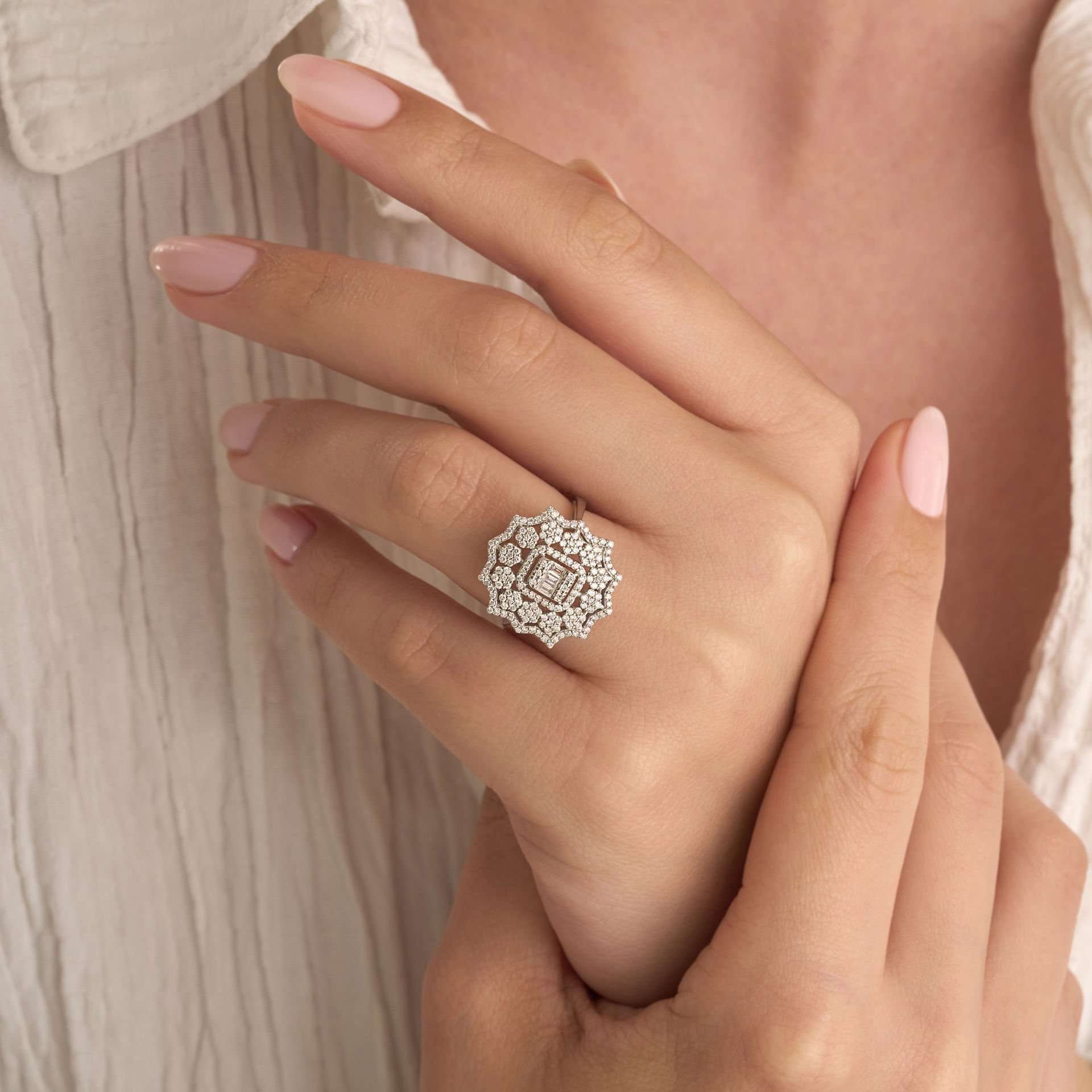 0.68 ct Mega Kar Tanesi Dizayn Baget Yüzük 14 Ayar Altın