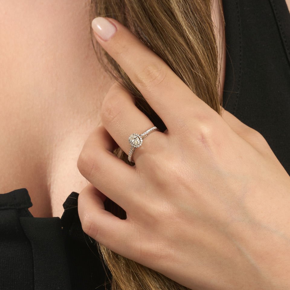 0.51 Karat Oval Kesim Halo Model Abiye Yüzük 14 Ayar Altın