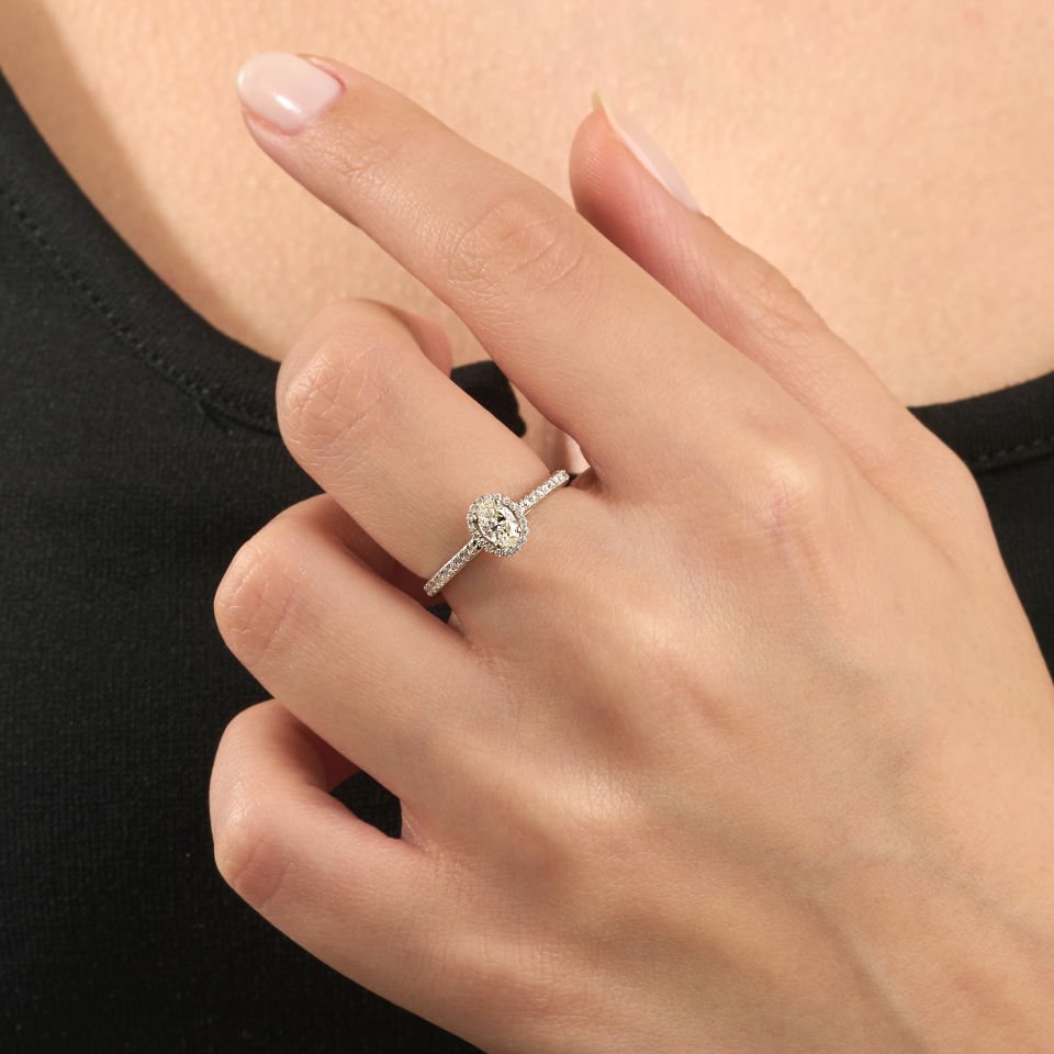 0.51 Karat Oval Kesim Halo Model Abiye Yüzük 14 Ayar Altın