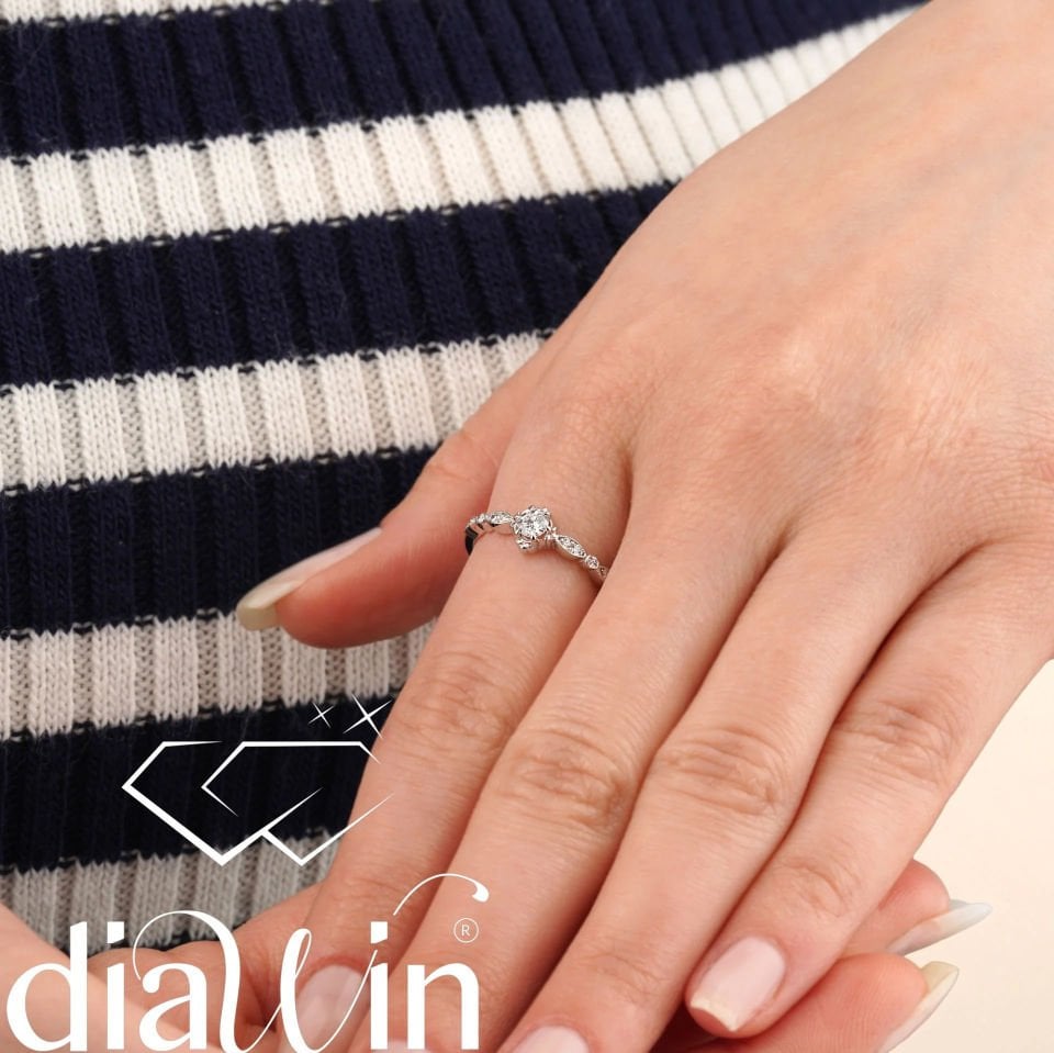 0.29 Karat Aşk Model Vintage Tektaş Yüzük 14 Ayar Altın