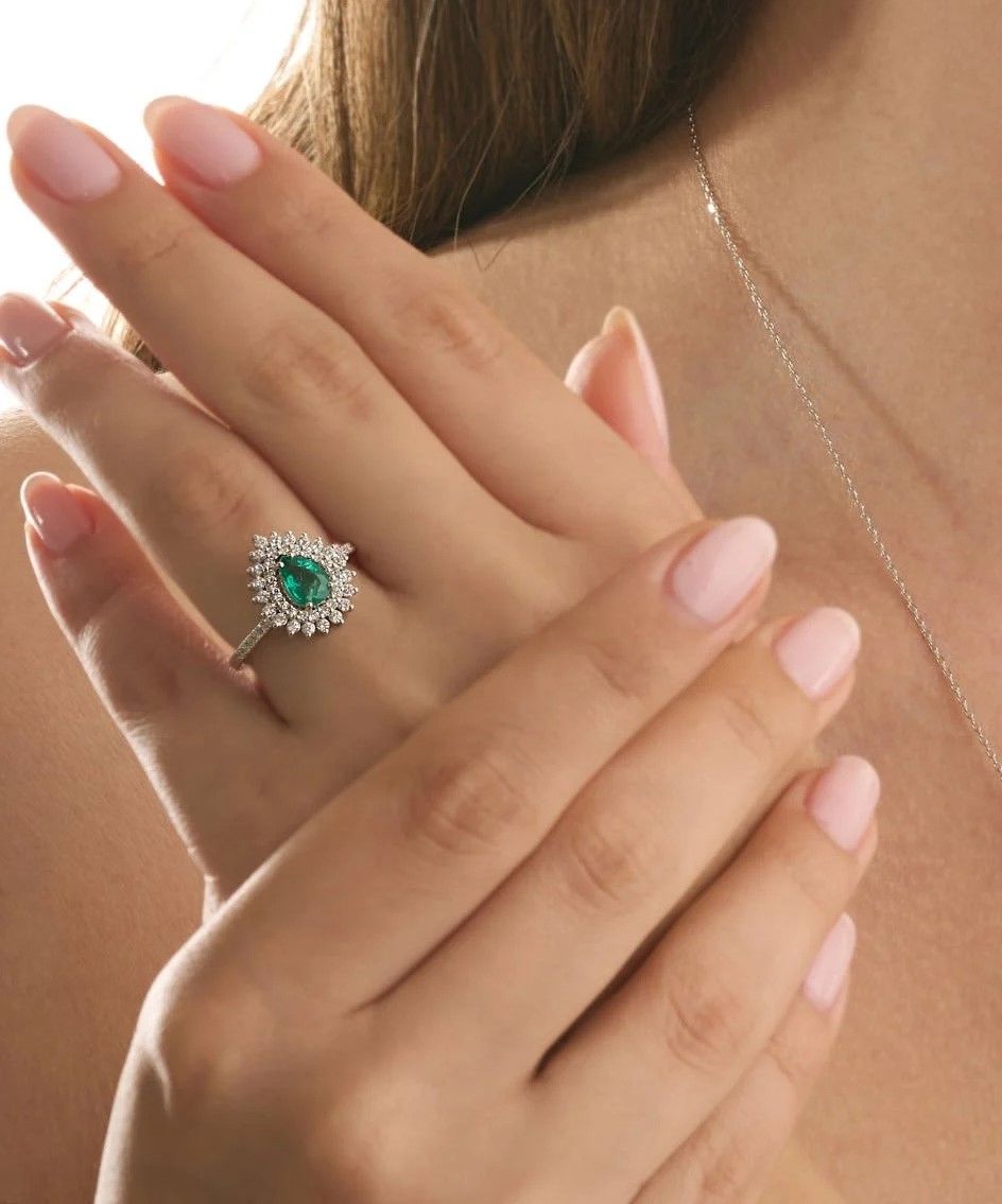 1.69 Karat Zümrüt Damla Model Full Pırlanta Anturaj Yüzük 14 Ayar Altın