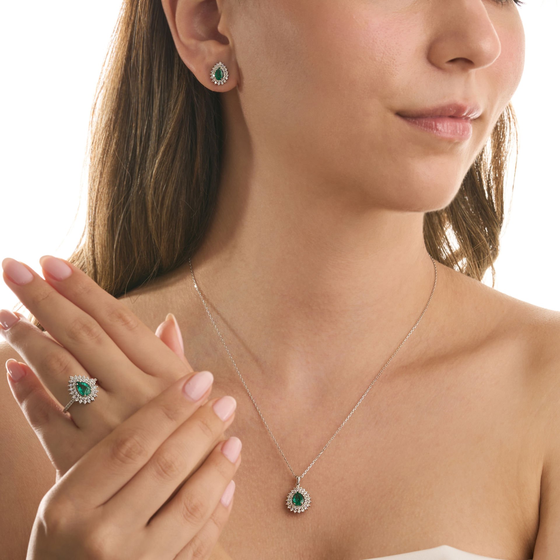 3.84 Karat Zümrüt Damla Model Full Pırlanta Anturaj Set Pırlanta Takım